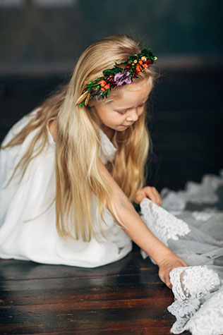 осеннее утро невесты в ярких тонах, маленькая девочка