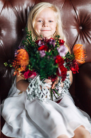 осеннее утро невесты в ярких тонах, маленькая девочка с букетом