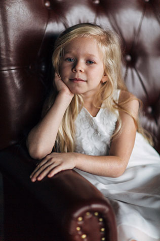 осеннее утро невесты в ярких тонах, маленькая девочка