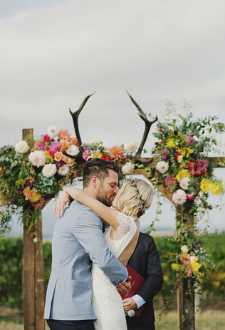 Арки и декоративные зоны для осенней свадебной церемонии 