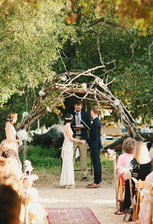 Арки и декоративные зоны для осенней свадебной церемонии 