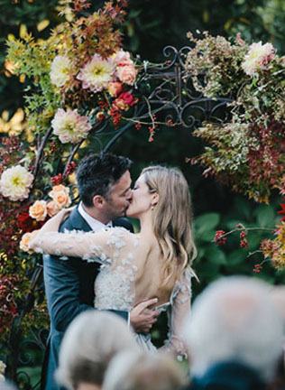 Арки и декоративные зоны для осенней свадебной церемонии 