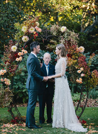 Арки и декоративные зоны для осенней свадебной церемонии 