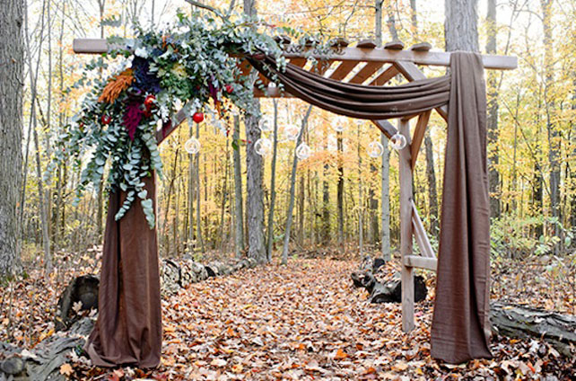 Арки и декоративные зоны для осенней свадебной церемонии 
