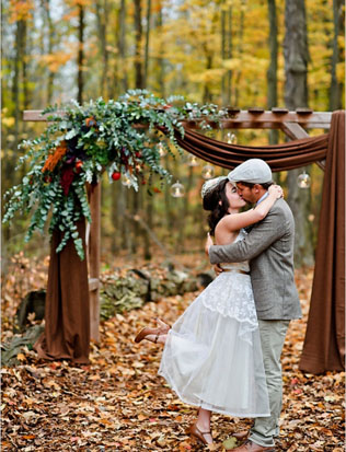 Арки и декоративные зоны для осенней свадебной церемонии 