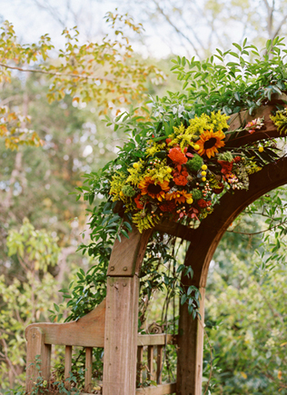Арки и декоративные зоны для осенней свадебной церемонии 