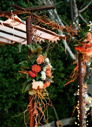 Арки и декоративные зоны для осенней свадебной церемонии 