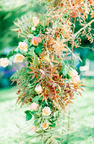 Арки и декоративные зоны для осенней свадебной церемонии 