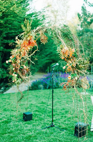 Арки и декоративные зоны для осенней свадебной церемонии 