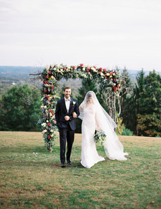 Арки и декоративные зоны для осенней свадебной церемонии 