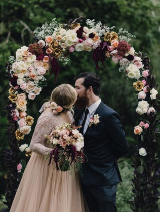 Арки и декоративные зоны для осенней свадебной церемонии 