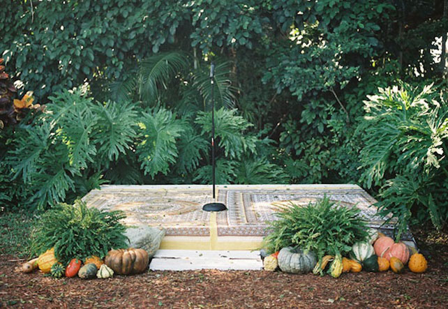 Арки и декоративные зоны для осенней свадебной церемонии 