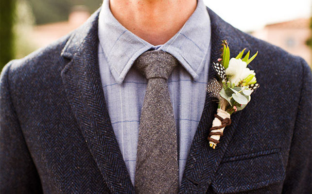 осенний образ жениха, костюм из твида и бутоньерка