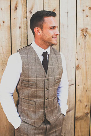осенний образ жениха, костюм с жилеткой в клетку