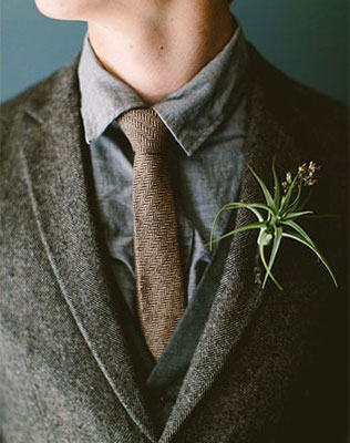 осенний образ жениха, костюм и бутоньерка