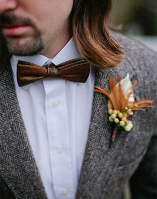 осенний образ жениха, пиджак из твида и бутоньерка