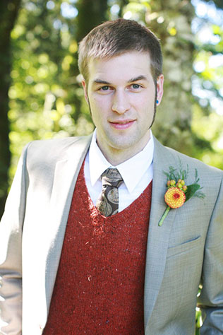 осенний образ жениха, жених в вязаном жилете