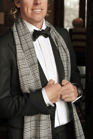 осенний образ жениха, жених в шарфе