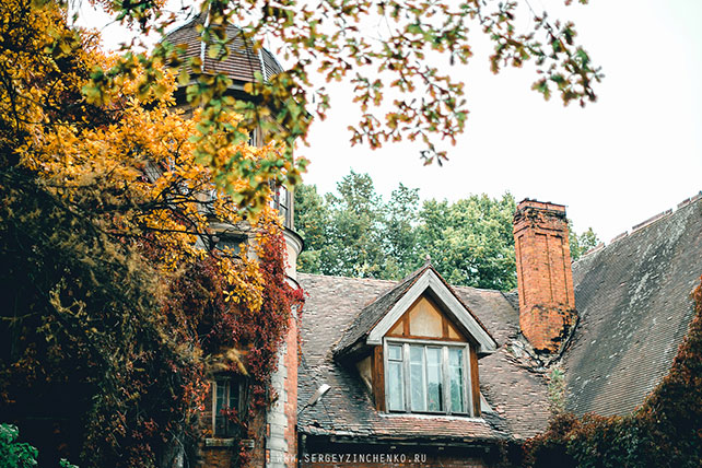 Осенняя фотосессия лав стори в стиле fine art, кирпичный дом