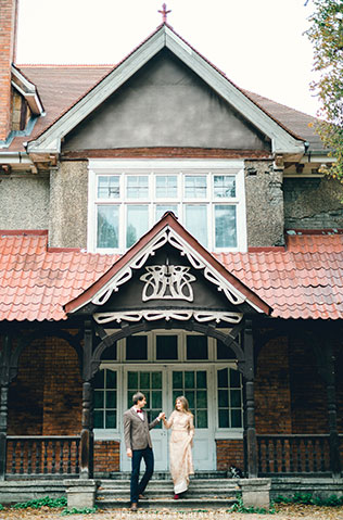 Осенняя фотосессия лав стори в стиле fine art, пара на крыльце дома