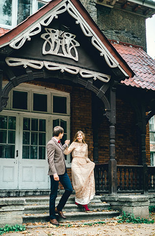 Осенняя фотосессия лав стори в стиле fine art, влюбленная пара на крыльце