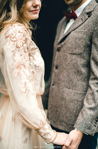 Осенняя фотосессия лав стори в стиле fine art, влюбленные держась за руку