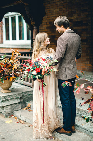 Осенняя фотосессия лав стори в стиле fine art, влюбленные с букетом цветов