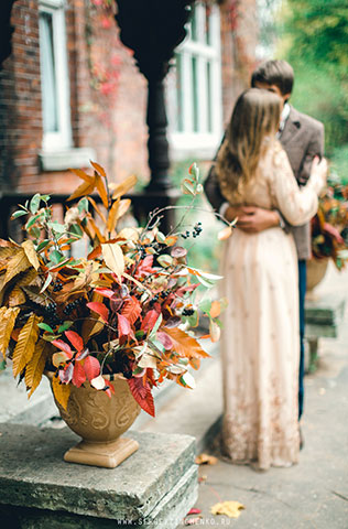 Осенняя фотосессия лав стори в стиле fine art, объятие, влюбленные на крыльце