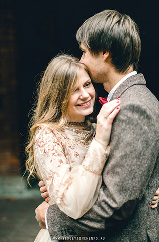 Осенняя фотосессия лав стори в стиле fine art, влюбленные в объятии