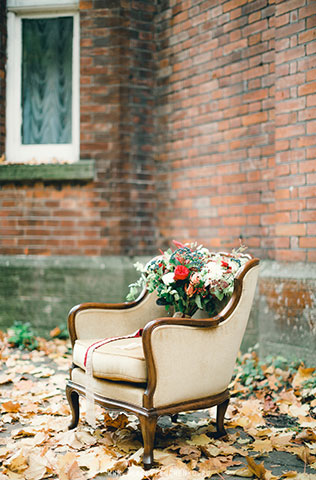 Осенняя фотосессия лав стори в стиле fine art, элементы декора - кресло, букет цветов