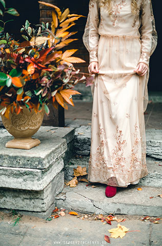 Осенняя фотосессия лав стори в стиле fine art, осенние листья