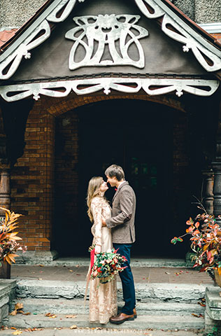 Осенняя фотосессия лав стори в стиле fine art, объятия пары