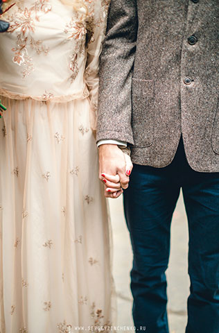 Осенняя фотосессия лав стори в стиле fine art, жержась за руку