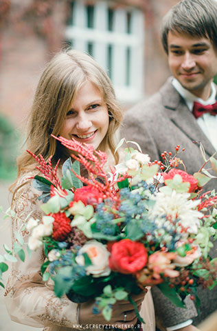 Осенняя фотосессия лав стори в стиле fine art, улыбки, цветы