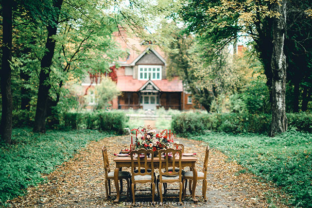 Осенняя фотосессия лав стори в стиле fine art, стол среди сада