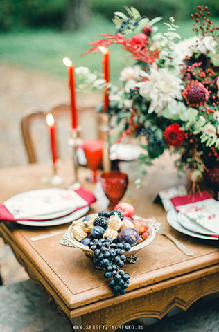 Осенняя фотосессия лав стори в стиле fine art, сервировка стола, фрукты, свечи