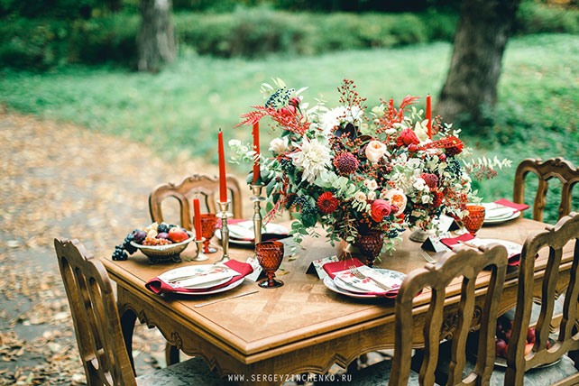 Осенняя фотосессия лав стори в стиле fine art, декор стола, красные свечи