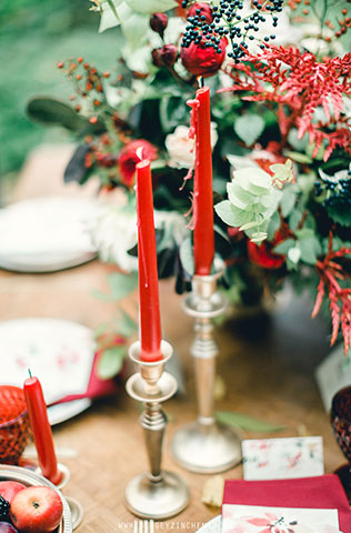 Осенняя фотосессия лав стори в стиле fine art, красные свечи в золотых подсвечниках