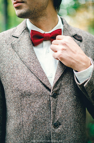 Осенняя фотосессия лав стори в стиле fine art, красная бабочка