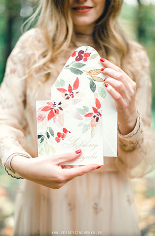 Осенняя фотосессия лав стори в стиле fine art, меню в руках девушки