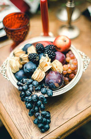 Осенняя фотосессия лав стори в стиле fine art, ваза с фруктами