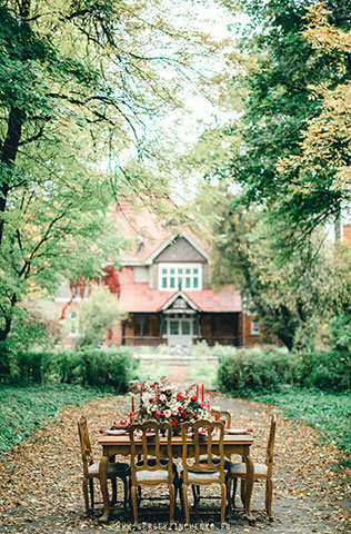 Осенняя фотосессия лав стори в стиле fine art, стол в саду