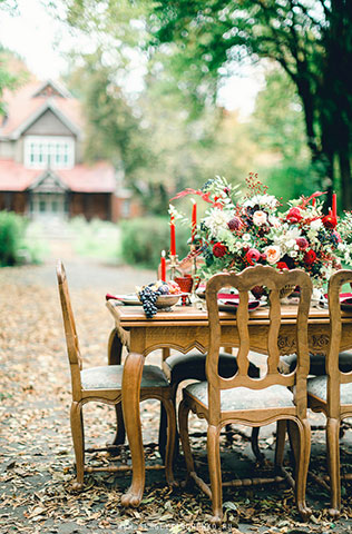 Осенняя фотосессия лав стори в стиле fine art, деревянный стол