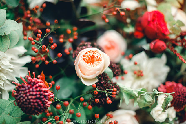 Осенняя фотосессия лав стори в стиле fine art, цветы