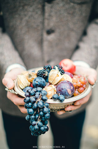 Осенняя фотосессия лав стори в стиле fine art, ваза с фруктами