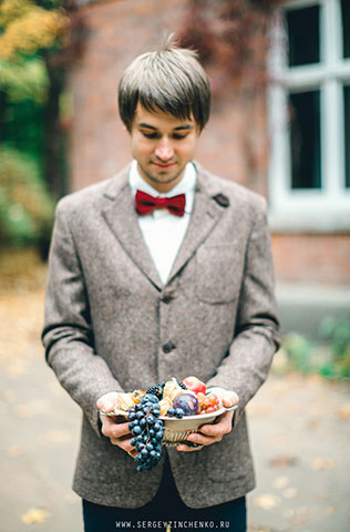 Осенняя фотосессия лав стори в стиле fine art, фрукты в руках у парня