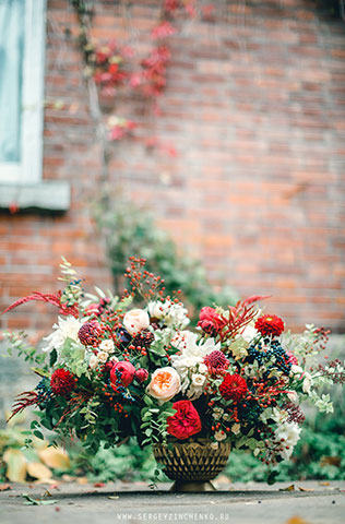 Осенняя фотосессия лав стори в стиле fine art, ваза с цветами