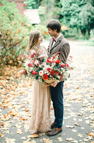 Осенняя фотосессия лав стори в стиле fine art, влюбленная пара с цветами, осенние листья