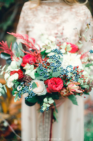 Осенняя фотосессия лав стори в стиле fine art, ягоды в букете