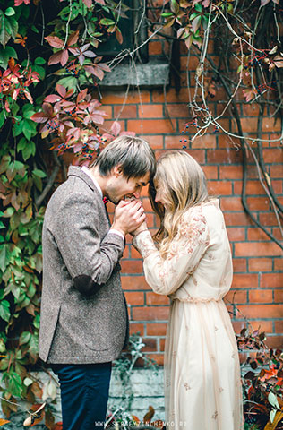 Осенняя фотосессия лав стори в стиле fine art, держась за руки